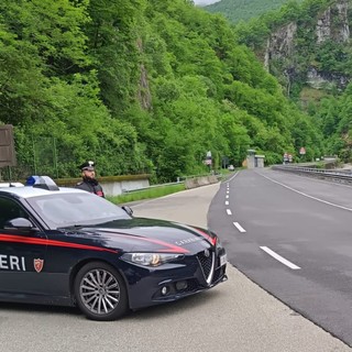 Viola il divieto e aggredisce l’ex compagno: arrestata una 40enne di Masera