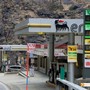 Sale il prezzo dei carburanti. Neppure la Svizzera 'salva' gli automobilisti di confine