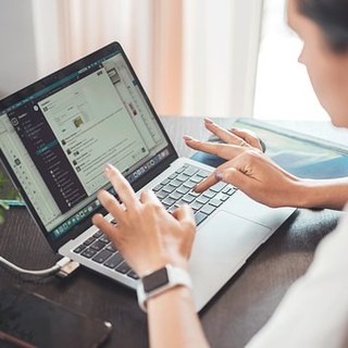 Artigianato italiano, la nuova era digitale: boom di estetisti e specialisti IT, crollano i mestieri tradizionali