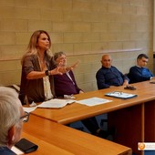 Un momento del consiglio comunale di Premosello, con l'intervento della segretaria Antonella Mollia