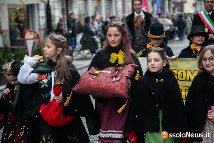 Domodossola consegna le chiavi al Carnevale: sabato la grande apertura con il Togn, la Cia e i gruppi svizzeri
