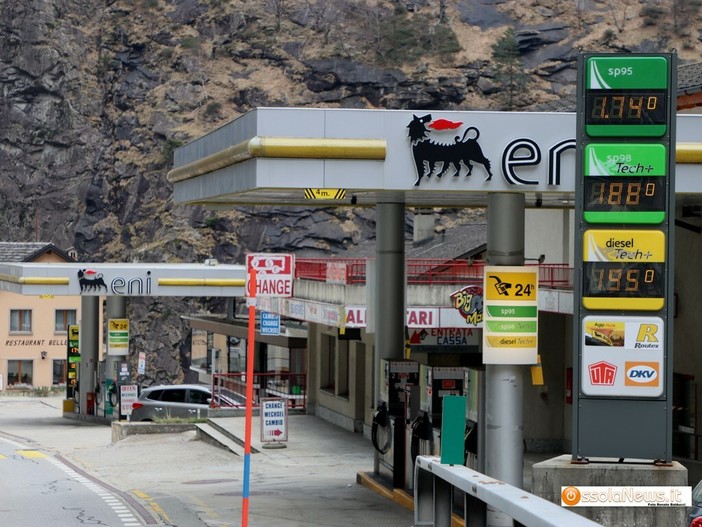 Sale il prezzo dei carburanti. Neppure la Svizzera 'salva' gli automobilisti di confine