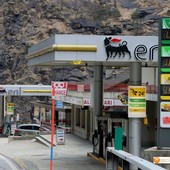 Sale il prezzo dei carburanti. Neppure la Svizzera 'salva' gli automobilisti di confine