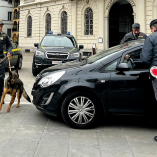 Hashish e bilancino in casa: 19enne arrestato a Domodossola dalla Guardia di Finanza Hashish e bilancino in casa: 19enne arrestato a Domodossola dalla Guardia di Finanza