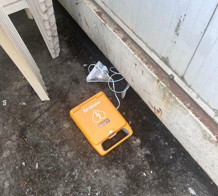 Il defibrillatore distrutto a Villadossola Il defibrillatore distrutto a Villadossola