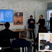 Un momento dell'incontro alla Travi e Profilati; nel riquadro Antonio Gozzi