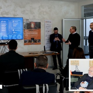 Un momento dell'incontro alla Travi e Profilati; nel riquadro Antonio Gozzi