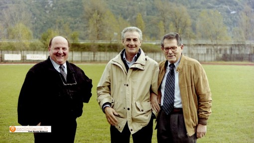 In una foto di tanti anni fa Alceste De Giuli (a destra) con l'allora presidente Piero Pangallo e con Angelo Pereni, ex giocatore del Villa