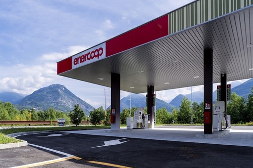 Caro carburanti, anche da Enercoop un tetto al prezzo della benzina
