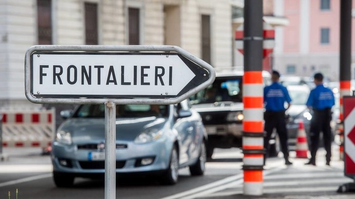 Frontalieri, la tassa sulla salute torna al centro delle polemiche: "Incompatibile con gli accordi Italia-Svizzera"