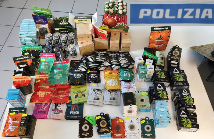 Controlli della polizia nei cannabis shop: nel Vco due denunce e sequestro di prodotti illegali Controlli della polizia nei cannabis shop: nel Vco due denunce e sequestro di prodotti illegali