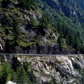 Foto: la strada statale che sale alla cascata
