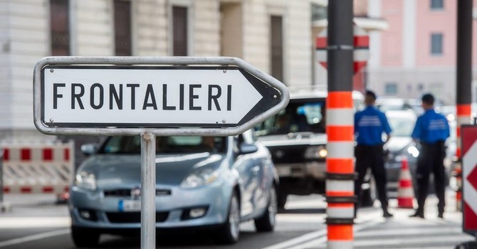 Frontalieri, la tassa sulla salute torna al centro delle polemiche: "Incompatibile con gli accordi Italia-Svizzera"