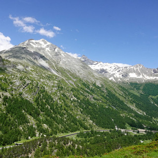 La montagna che sovrasta la galleria Engi, sulla A9