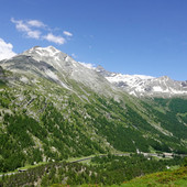 La montagna che sovrasta la galleria Engi, sulla A9