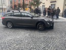 Auto finisce contro un tombino aperto in pieno centro a Domo