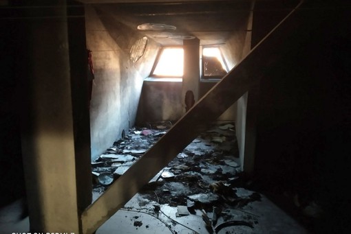 Notte di paura in via Monte Grappa: porte danneggiate e il sottotetto di un palazzo dato alle fiamme Notte di paura in via Monte Grappa: porte danneggiate e il sottotetto di un palazzo dato alle fiamme
