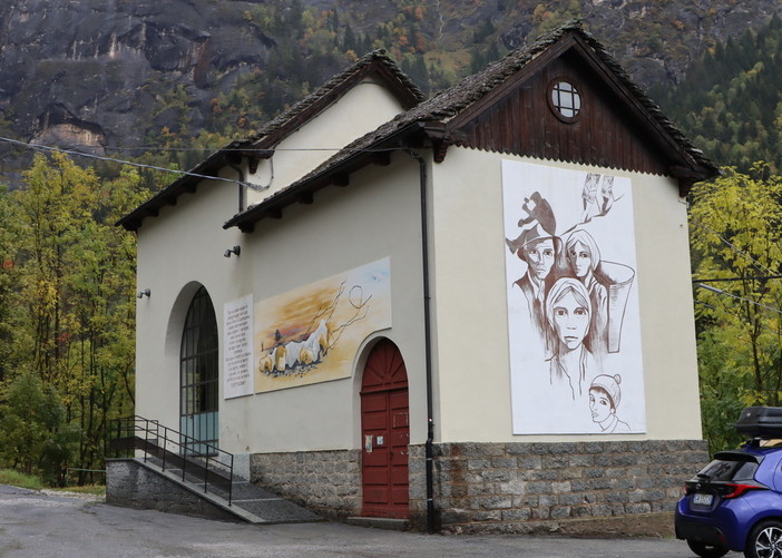 La stazione della funivia a Goglio, con i dipinti di Angelo Del Devero La stazione della funivia a Goglio, con i dipinti di Angelo Del Devero
