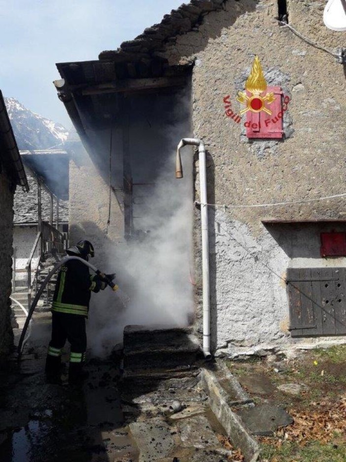 Incendio a Varzo nella frazione di Maulone