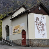 La stazione della funivia a Goglio, con i dipinti di Angelo Del Devero La stazione della funivia a Goglio, con i dipinti di Angelo Del Devero
