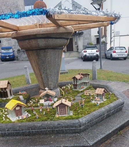 Uno dei nuovi presepi di questa edizione 2025, preperato davanti alla chiesa parrocchiale di Crodo Uno dei nuovi presepi di questa edizione 2025, preperato davanti alla chiesa parrocchiale di Crodo