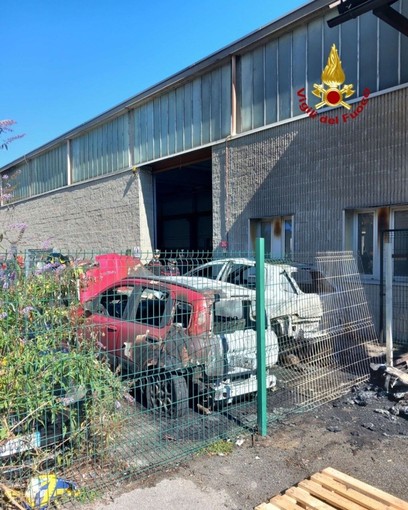 Incendio a Crevoladossola, coinvolte due auto: indagini in corso per accertare le cause del rogo