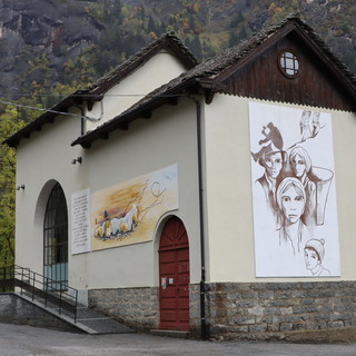 La stazione della funivia a Goglio, con i dipinti di Angelo Del Devero