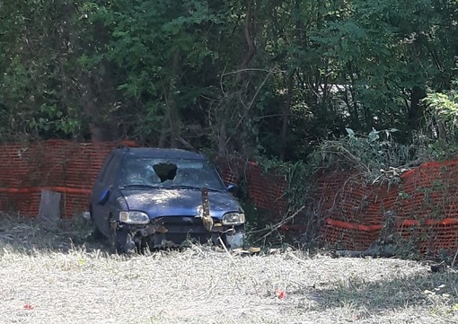 La carcassa di un'auto abbandonata da mesi tra Vogogna e Premosello
