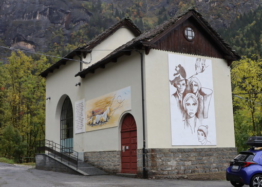 La stazione della funivia a Goglio, con i dipinti di Angelo Del Devero