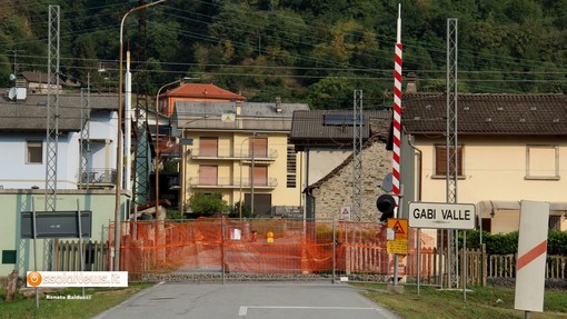 Tecnici al lavoro sulla linea Domodossola-Borgomanero Tecnici al lavoro sulla linea Domodossola-Borgomanero