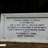 La lapide davanti al municipio di Villa: ricorda l'Insurrezione popolare