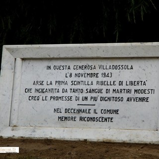 La lapide davanti al municipio di Villa: ricorda l'Insurrezione popolare