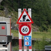 Chiusura notturna della galleria Wäxelkehr lungo la strada del Sempione