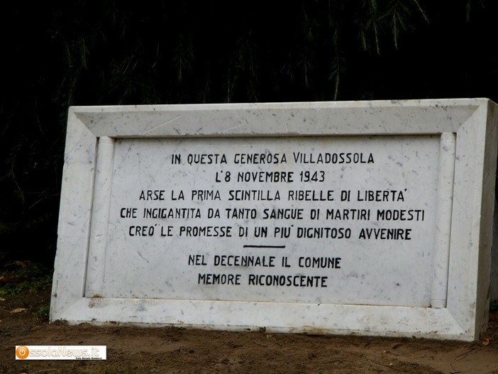 La lapide davanti al municipio di Villa: ricorda l'Insurrezione popolare La lapide davanti al municipio di Villa: ricorda l'Insurrezione popolare