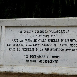 La lapide che ricorda l'Insurrezione popolare