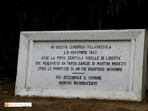 La lapide davanti al municipio di Villa: ricorda l'Insurrezione popolare La lapide davanti al municipio di Villa: ricorda l'Insurrezione popolare