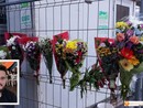 I mazzi di fiori lasciati sul cantiere e nel riquadro Pashtrik Krasniqi I mazzi di fiori lasciati sul cantiere e nel riquadro Pashtrik Krasniqi