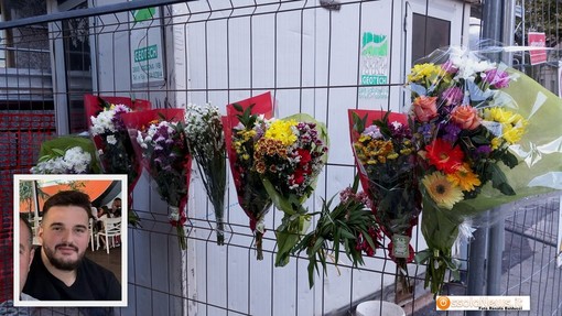 I mazzi di fiori lasciati sul cantiere e nel riquadro Pashtrik Krasniqi