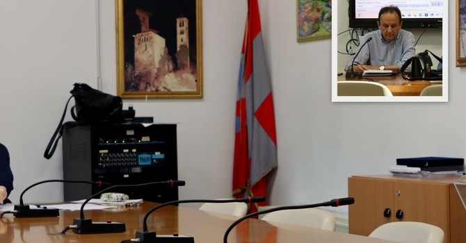 I banchi vuoti della minoranza e nel riquadro il vicesindaco Maurizio Romeggio I banchi vuoti della minoranza e nel riquadro il vicesindaco Maurizio Romeggio