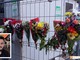 I mazzi di fiori lasciati sul cantiere e nel riquadro Pashtrik Krasniqi
