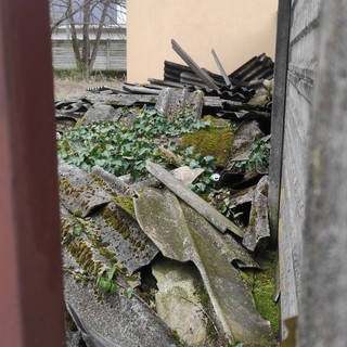 Materiale abbandonato al Villaggio Sisma, Uniti per Villa: &quot;Potrebbe esserci amianto, si trovi una soluzione&quot;