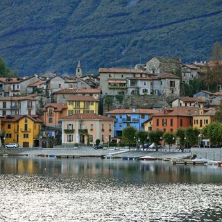 Passeggiata sul Sentiero Azzurro con l'oratorio di Mergozzo