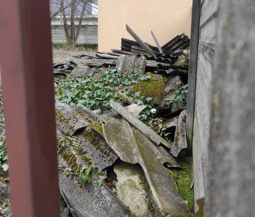 Materiale abbandonato al Villaggio Sisma, Uniti per Villa: &quot;Potrebbe esserci amianto, si trovi una soluzione&quot;