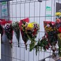 I mazzi di fiori lasciati sul cantiere e nel riquadro Pashtrik Krasniqi