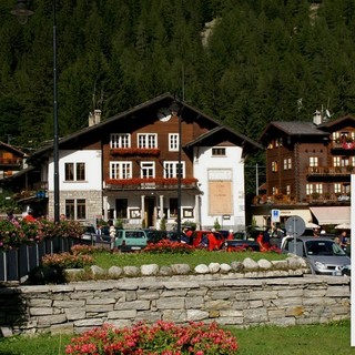 Un angolo di  Macugnaga, nel riquadro Mattia Marone