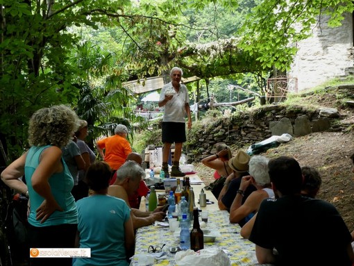 Un momento dell'incanto delle offerte alla festa della Madonna delle Grucce