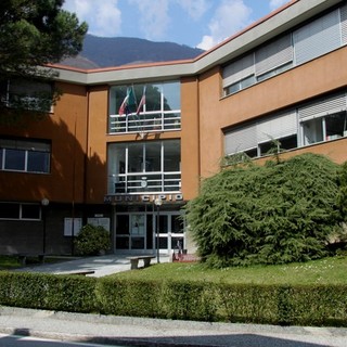 Il municipio di Villadossola, nei riquadri l'assessore Stefano Cittadino, i consiglieri Massimo Gervasoni e Mauro Ferrari