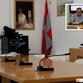 I banchi vuoti della minoranza e nel riquadro il vicesindaco Maurizio Romeggio I banchi vuoti della minoranza e nel riquadro il vicesindaco Maurizio Romeggio