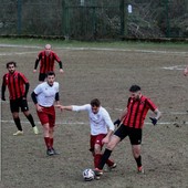 Un momento di Varzese-Omegna e nel riquadro Mauro Piemontesi, allenatore dei rossoneri