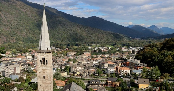 Cerca di avvicinare le ragazze davanti alle Medie, avviati controlli a Ornavasso
